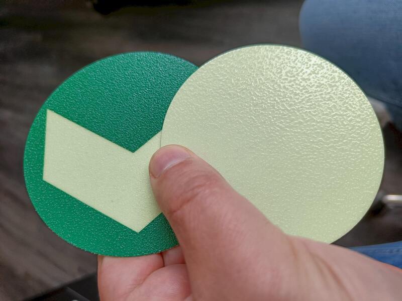 Fotoluminiscenční kolečko protiskluzové s šipkou