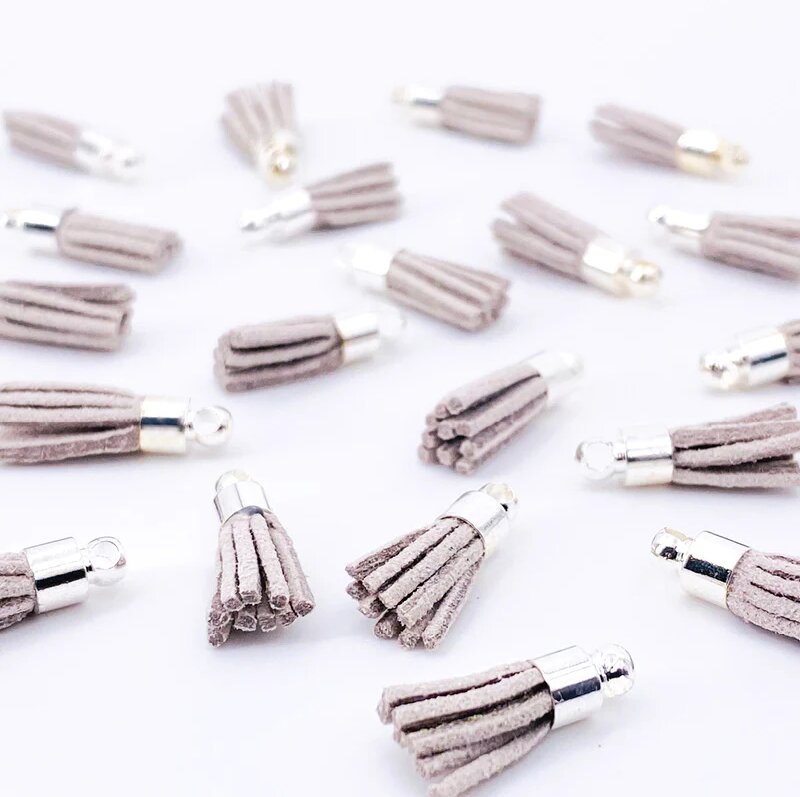 Ozdoba MODA SCRAP - střapec pudrově šedý