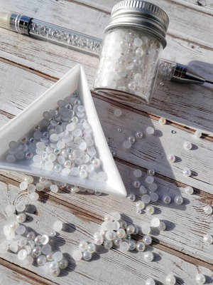 Perličky 2-4 mm bílé s perletí - balení 10 g