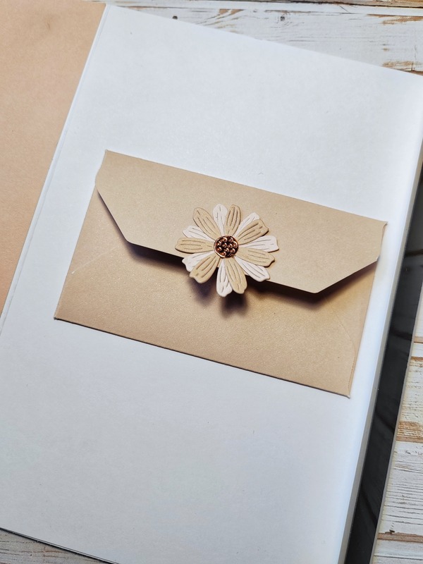 Přání ruční výroba - Květiny bílo-skořicové - magnet + obálka