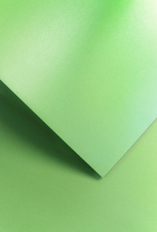 Lesklé papíry s perletí A4 220g - světle zelené, 20 ks - sada 20 ks