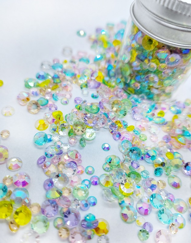 Kamínky 2-4 mm  mix průhledné (modrá, zelená, žlutá, bílá, růžová, fialová) balení 10 g