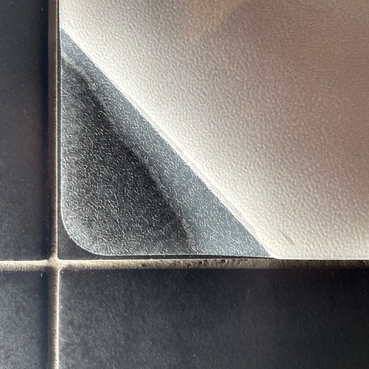 Protiskluzová dlaždice samolepicí