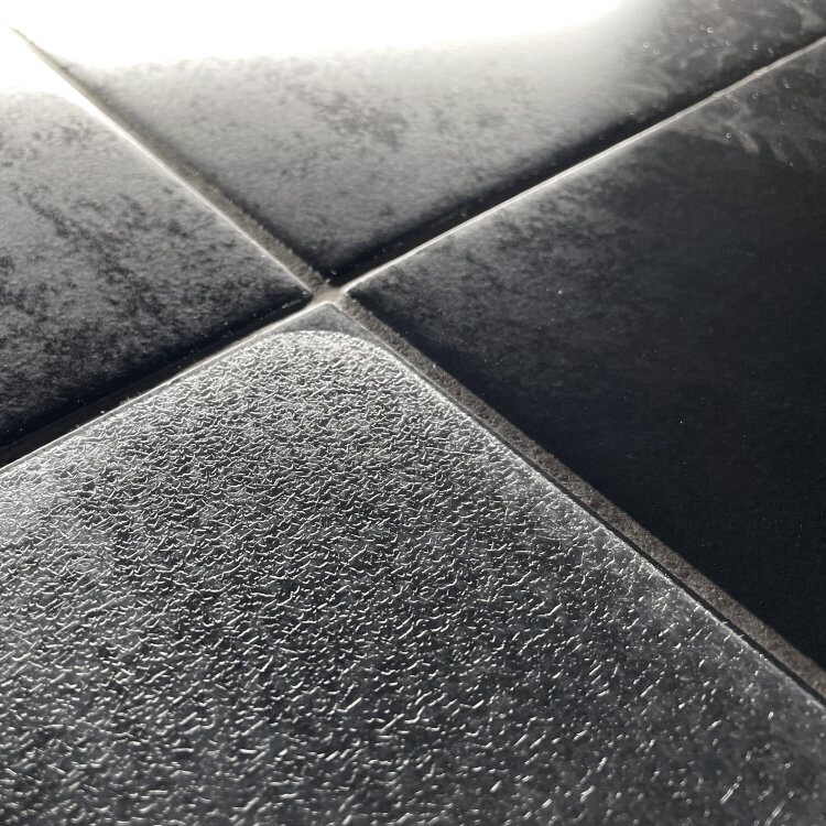 Protiskluzová dlaždice samolepicí