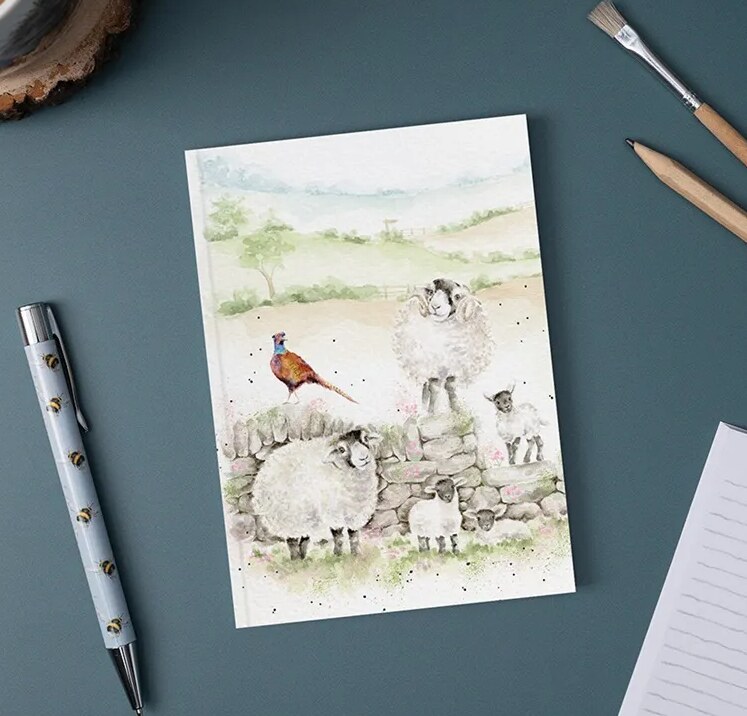 Luxusní zápisník A6 Wrendale Designs - krajina s ovečkami - 1 ks