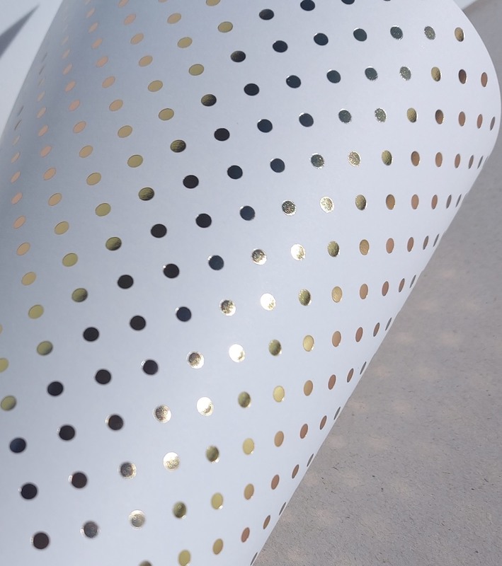 Bílý papír se zlatými tečkami A4 190g